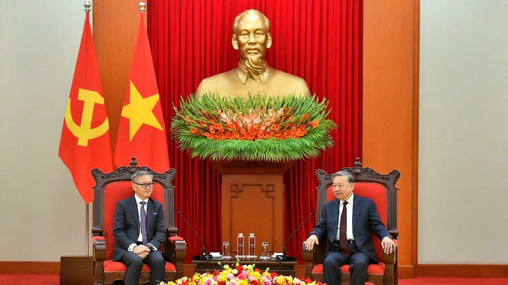 党中央总书记苏林与老挝外交部长通沙万交谈。 tbt.jpg