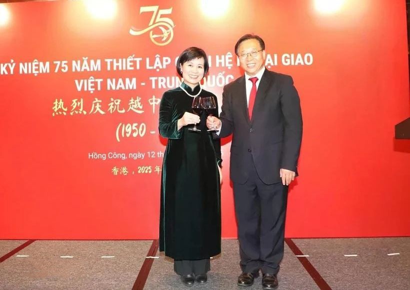 越南驻中国香港总领事黎德幸和中国外交部驻香港特别行政区特派员公署特派员崔建春。（图：越通社）