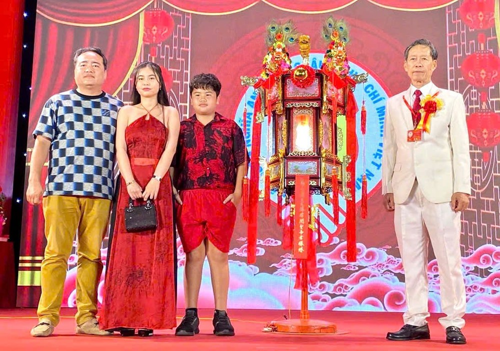 义安会馆理事长陈振炎向马志汉先生家庭移交“关圣帝君财灯”。