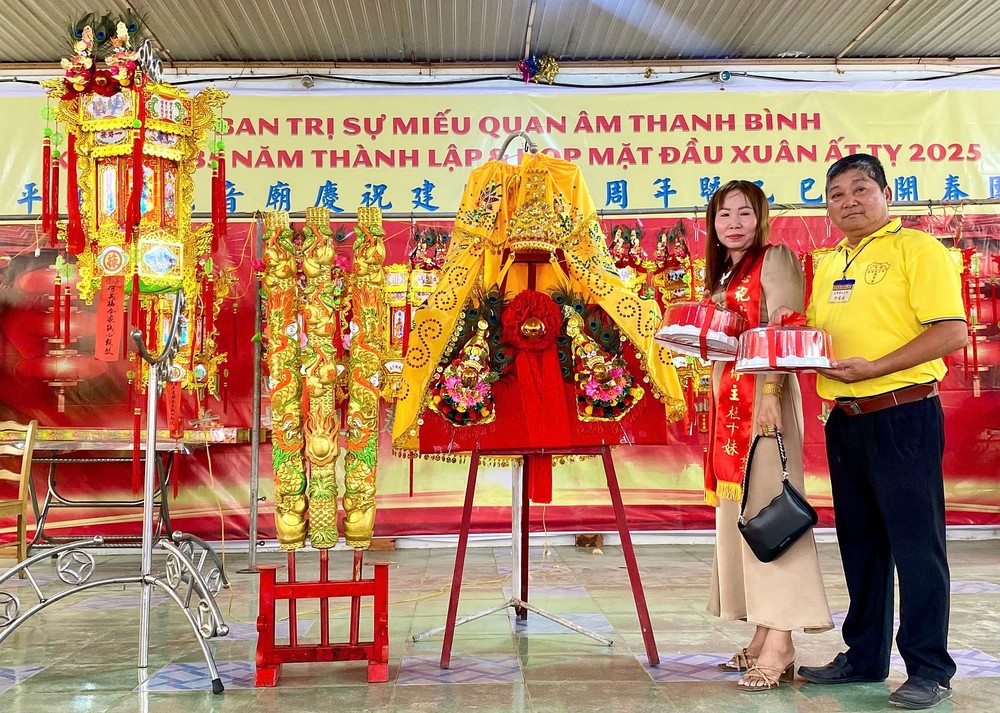 杜十妹女士以3亿2900万元胜投“金玉满堂、大红金花、观音慈袍”。