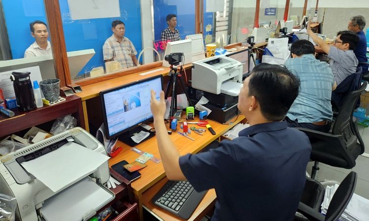 本市新富郡进步交通中级学校驾照换发手续拍照部门一瞥。