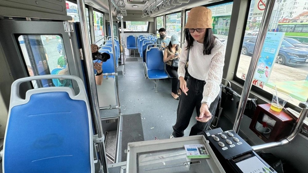 乘客扫码结算车费。(示意图:H.G)