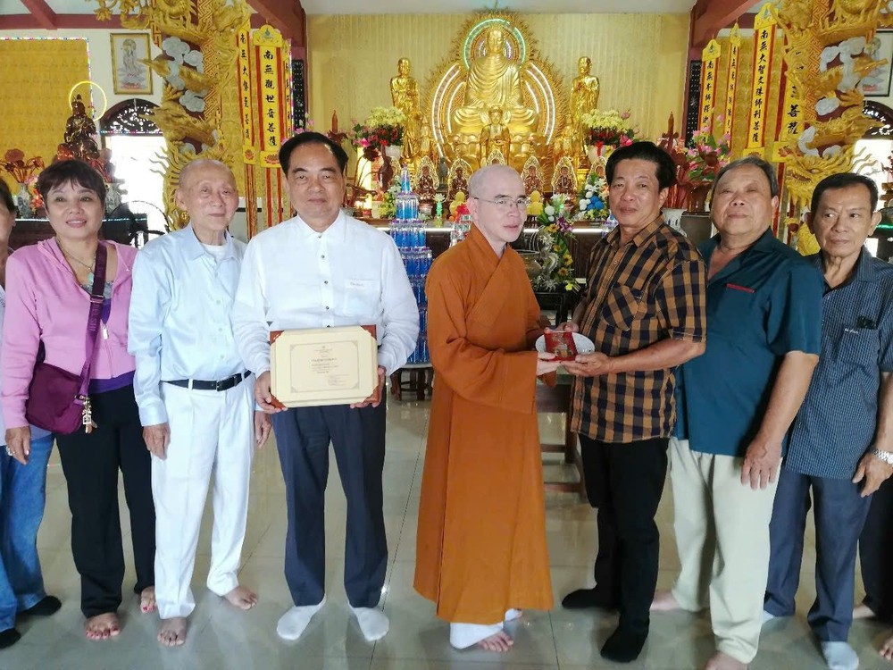 苏氏宗祠理事长苏文光(右三)向住持释德成法师捐赠经费。