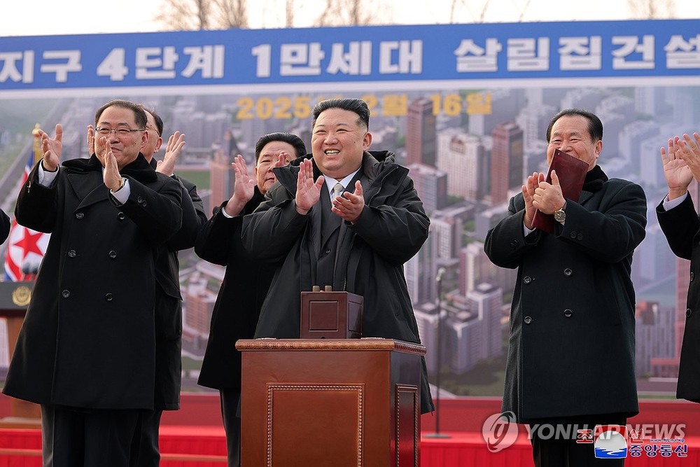 朝鲜国务委员会委员长金正恩(中)出席奠基仪式。(图:韩联社/朝中社)