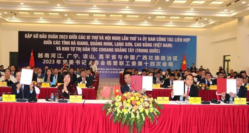 图为我国北方边境四省与中国广西壮族自治区之间的一项新春聚会。 (图:越通社)
