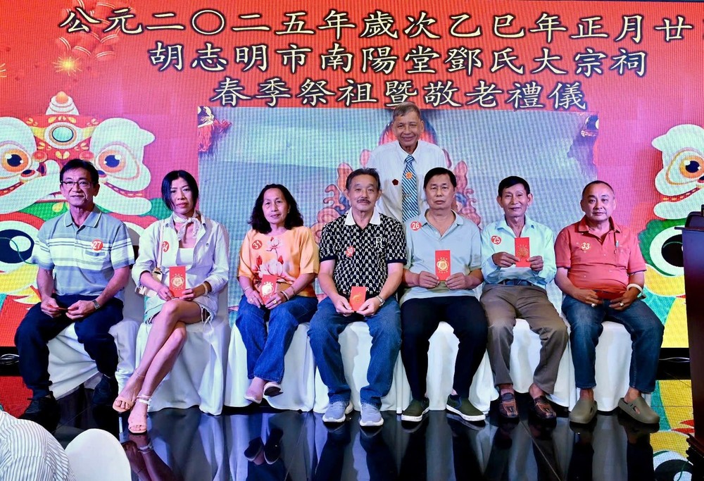 邓氏宗祠向年长宗亲赠送祝寿红包。 K3.jpg