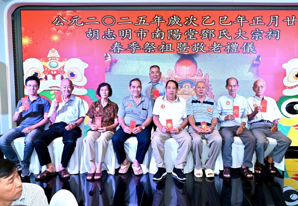 邓氏宗祠向年长宗亲赠送祝寿红包。 K4.jpg