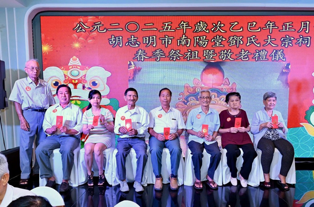 邓氏宗祠向年长宗亲赠送祝寿红包。 K5.jpg