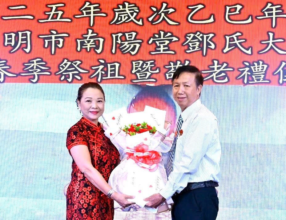 立案会长邓国鸿向鄧栢榮理事長的夫人區美莉女士赠送鲜花以示谢意。 K6.jpg