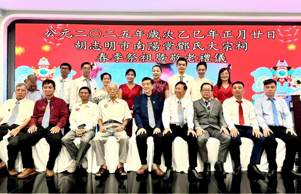 邓氏大宗祠理监事在敬老联欢晚宴上合照。 K7.jpg