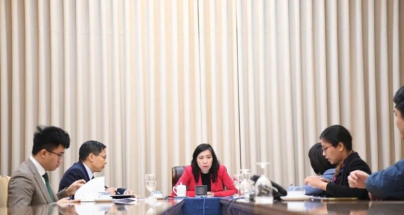 外交部副部长黎氏秋姮(中)与吉尔吉斯斯坦共和国外交部副部长梅德尔‧阿巴基罗夫举行电谈。(图:ttdn.vn)