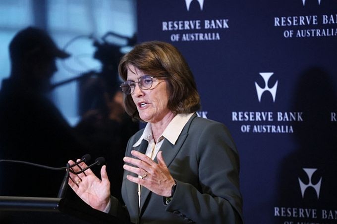 2025年2月18日,澳大利亚储备银行(RBA)行长米歇尔‧布洛克在悉尼举行的货币政策决策新闻发布会上发表讲话。(图:AFP)
