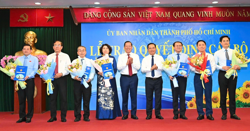 阮文得同志和潘文迈同志向获成立的7个新厅厅长颁授《决定》。(图:越勇)