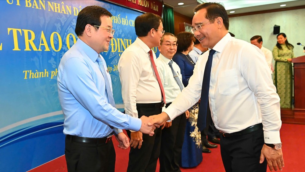 市委副书记阮文得向各位骨干干部颁授厅长委任《决定》。(图:越勇) 02.jpg