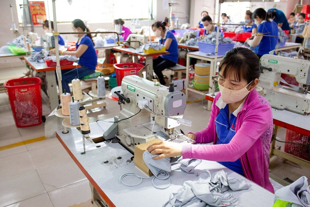 本市平政县永隆A乡专生产服装的金蓉纺织品成衣公司的车间。