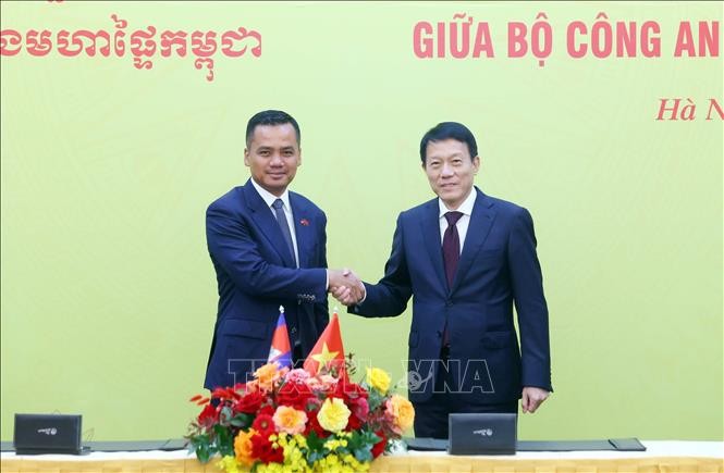 公安部长梁三光大将与柬埔寨副首相兼内政部长苏速卡握手合影。（图：越通社）