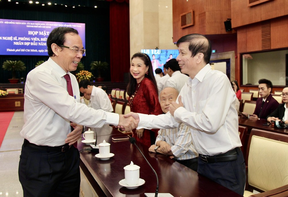 本市领导与模范艺人、记者、编辑举行新春聚会