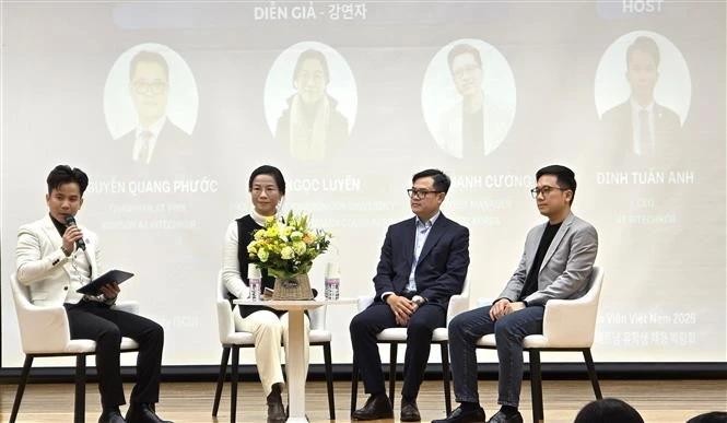 参加“2025年职业定位与发展”座谈会的演讲者。（图：越通社）