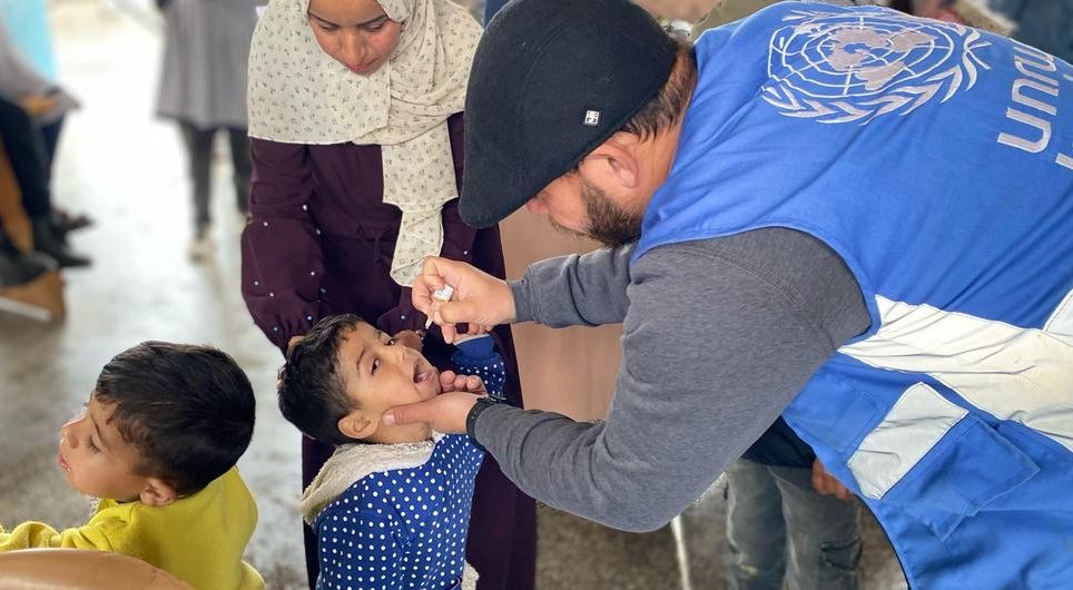 近东救济工程处及其合作伙伴在加沙中部的代尔巴拉赫开展大规模脊髓灰质炎疫苗接种运动。（图：联合国）