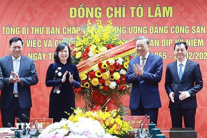 值越南医师节70周年纪念,苏林总书记向医疗部门赠送花篮祝贺。(图:越通社)