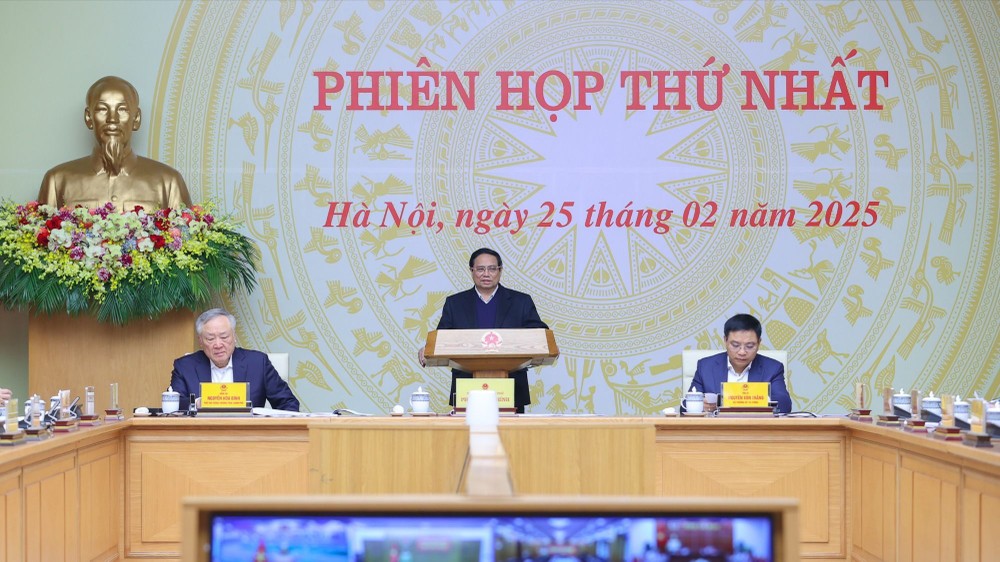 政府总理范明政(中)主持会议并发表讲话。(图:VGP)
