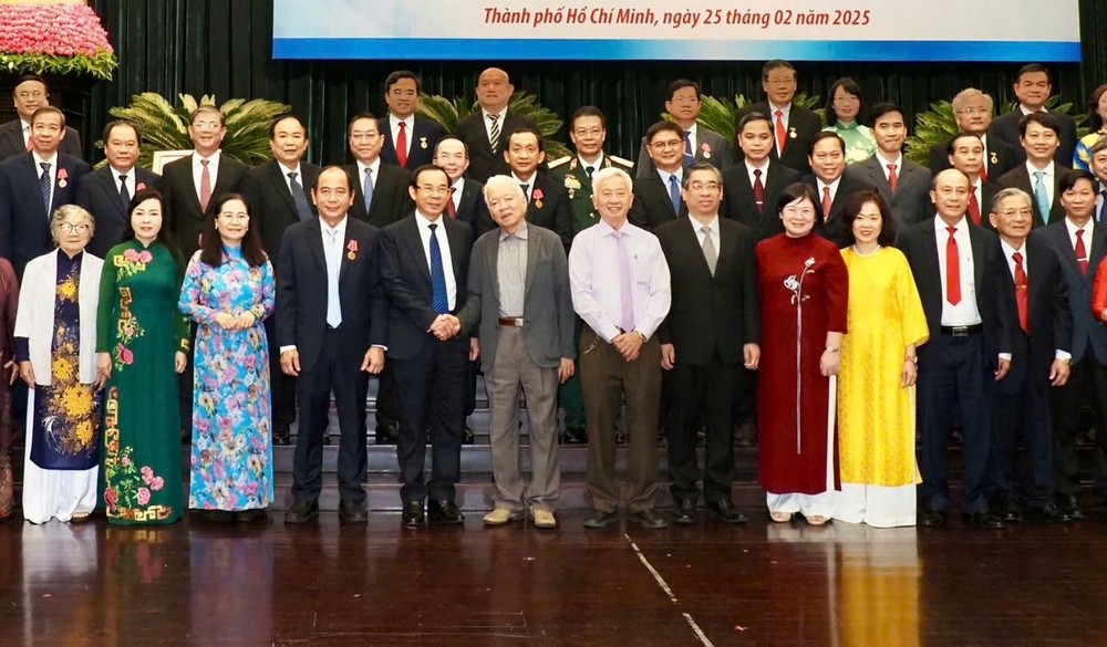 市领导与出席代表合影。