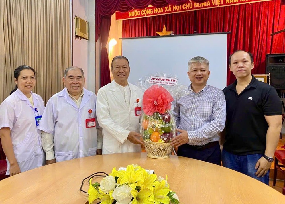 本报编委黎曰孟雄向第五郡东医会祝贺。