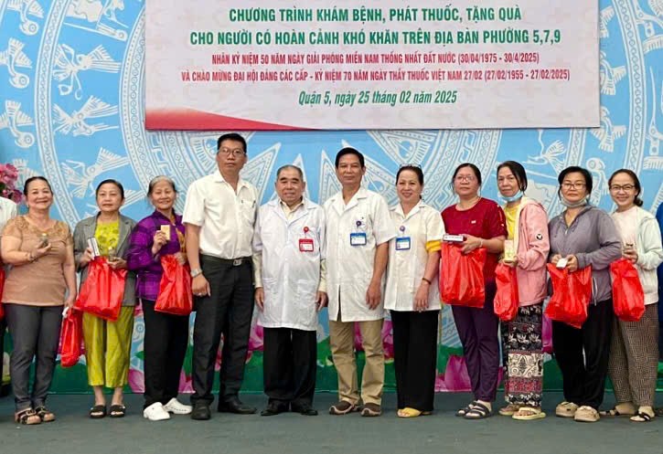 组办单位向各病人发送药品和礼品。