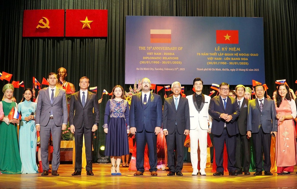 与会代表合影留念。(图:晋伟) ky-niem-75-nam-thiet-lap-quan-he-ngoai-giao.jpg