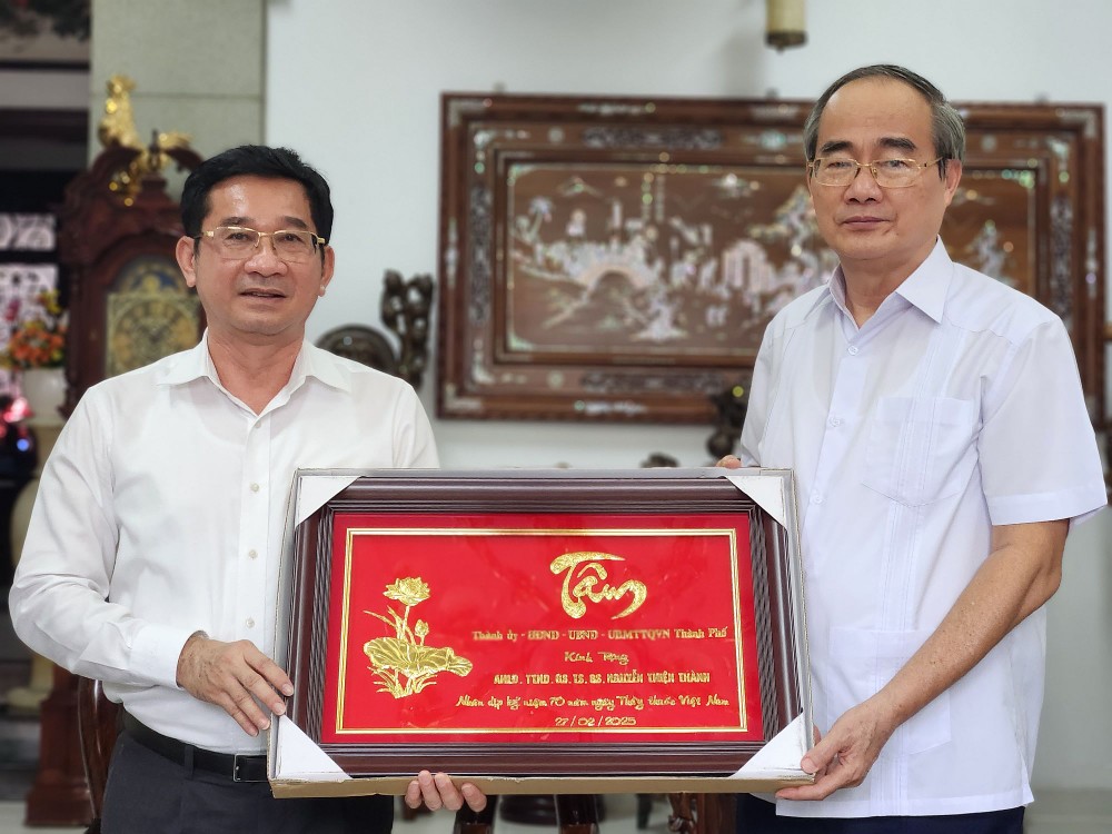 市人委会常务副主席杨玉海(左)探望已故阮善成教授家属。