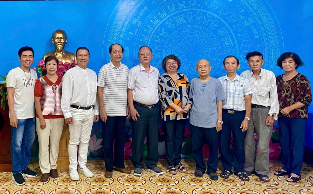 越南各民族文学艺术协会本市分会成员合照。