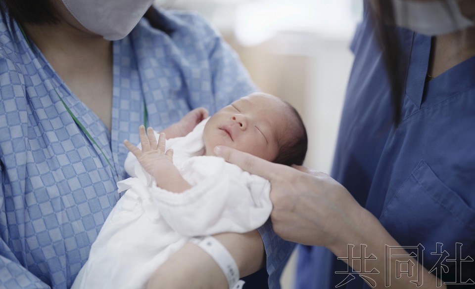 母亲怀抱新生儿。（图：共同社）