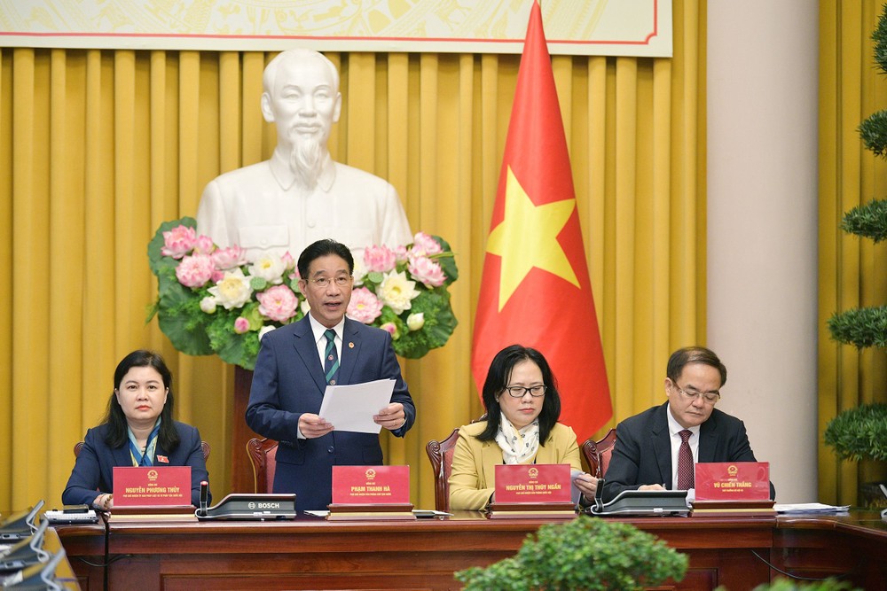 国家主席办公厅副主任范青河（站）在新闻发布会上发言。（图：国会）