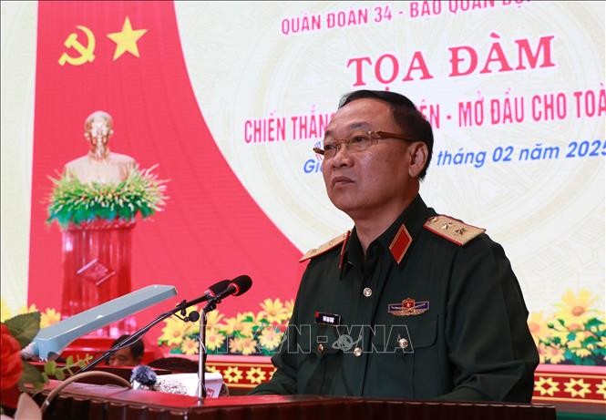 越南人民军副总参谋长蔡大玉中将在座谈会上发言。（图：越通社）