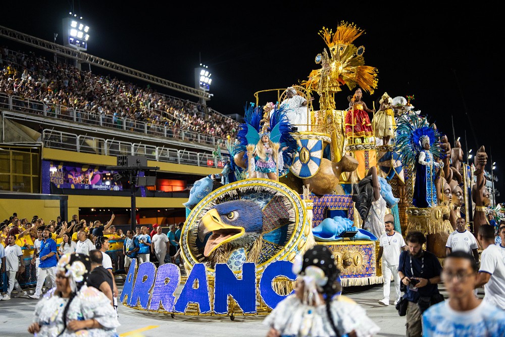 在巴西里约热内卢桑巴大道，桑巴舞校的演员参加狂欢节游行。