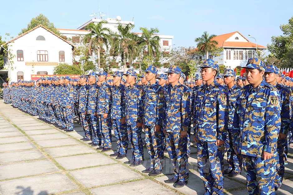 本市新战士踊跃报名参与军事训练。