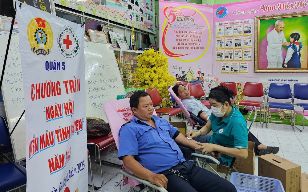 两百劳动者参加捐血义举