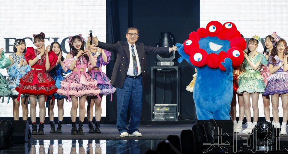 石破惊喜亮相「东京少女时装展」