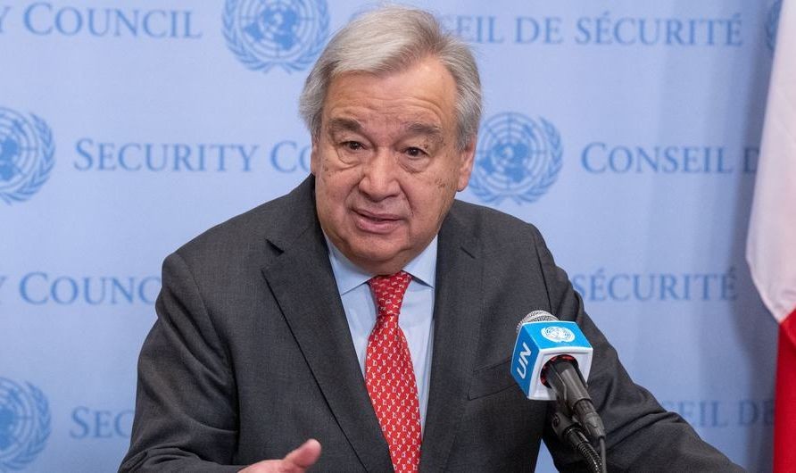 联合国秘书长古特雷斯在安理会外向媒体通报加沙局势。（图：联合国）