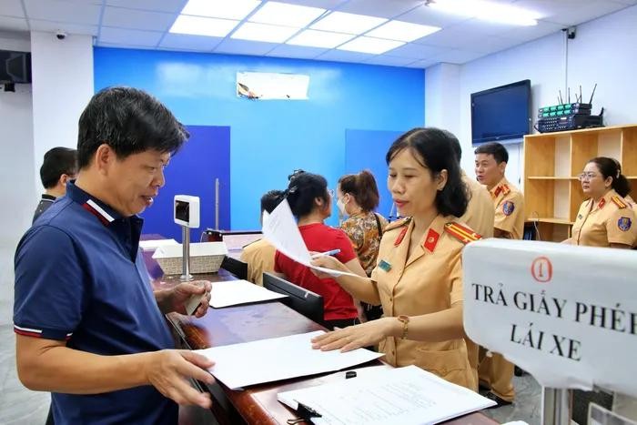 市民前来公安机关办理驾照新发换发手续。（图：美琼）