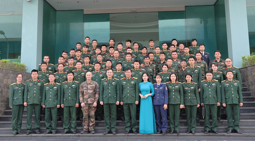 维和教官与学员合影。（图：梅安）