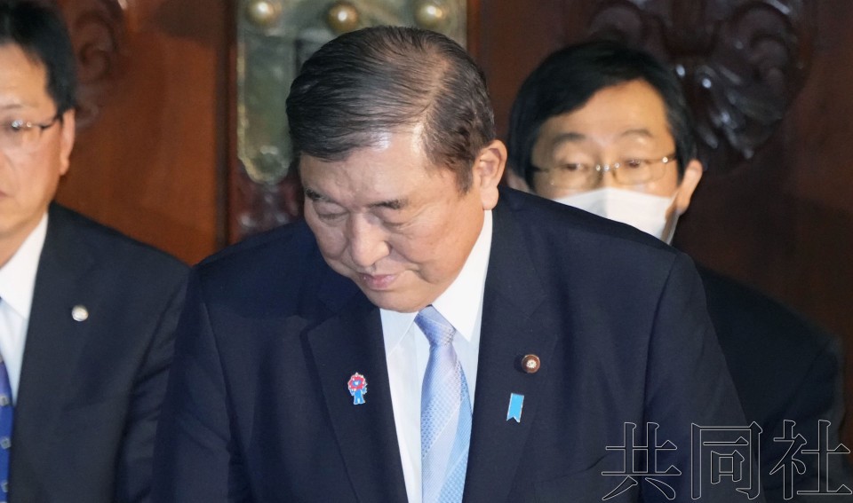 3月4日下午，2025年度预算案在众院全体会议上获得通过后，日本首相石破茂鞠躬致意。（图：共同社）