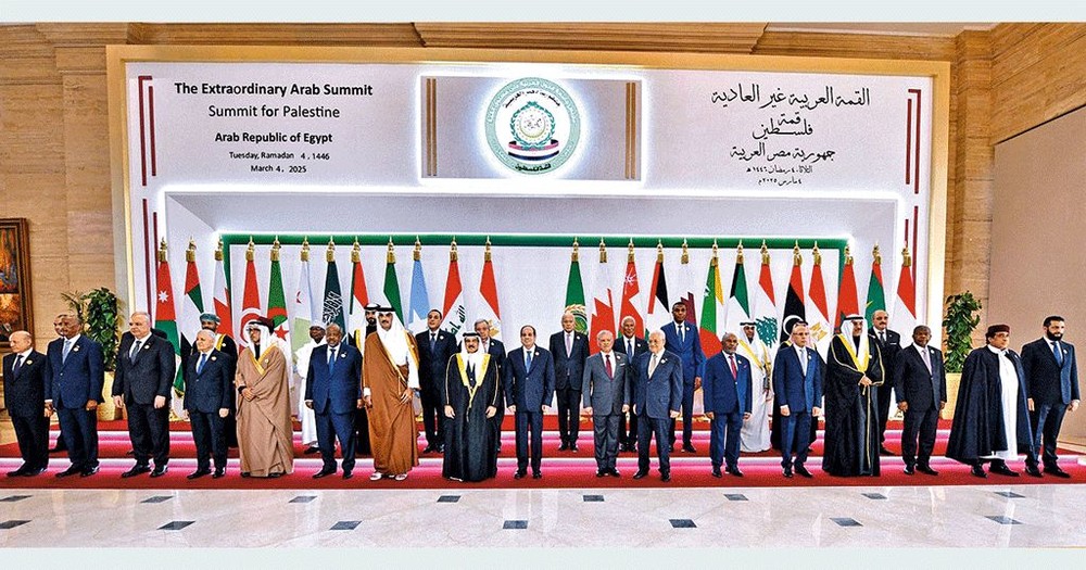 阿拉伯联盟峰会同意埃及提出的加沙重建计划，多国元首及领袖合影。（图：AFP）