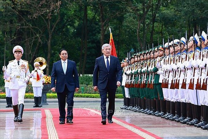 政府总理范明政与吉尔吉斯斯坦共和国总理阿德尔别克·凯西马利耶夫检阅仪仗队。（图：越通社）