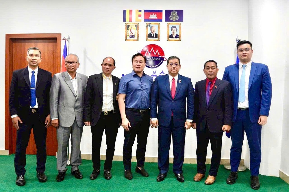 范光龙博士（左四）一行与柬埔寨新闻部秘书Sok Prasethi（左五）等会谈后合照。
