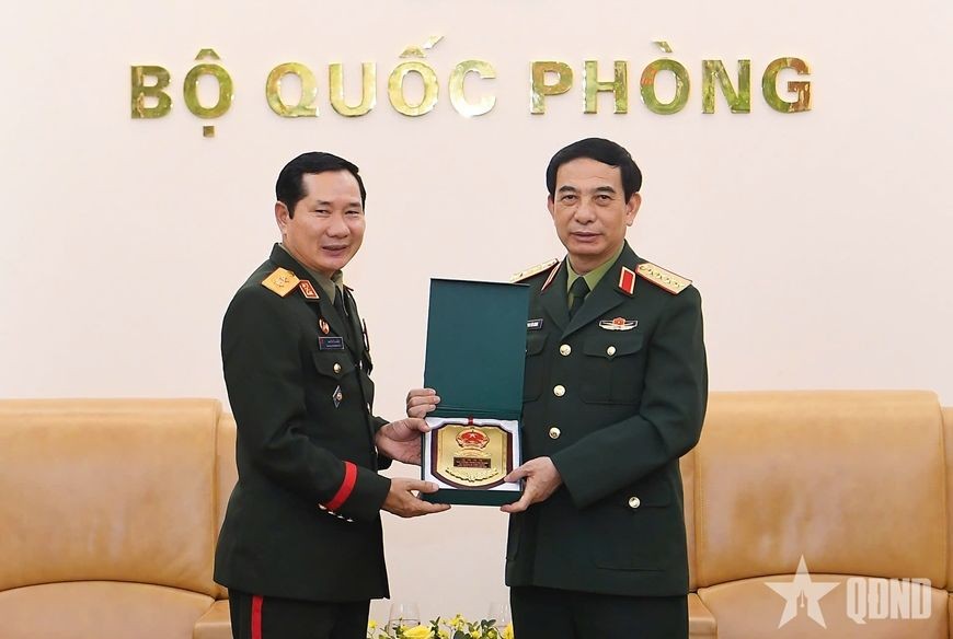 潘文江大将向赛柴‧科马西中将赠送纪念品。（图：人民军队报）