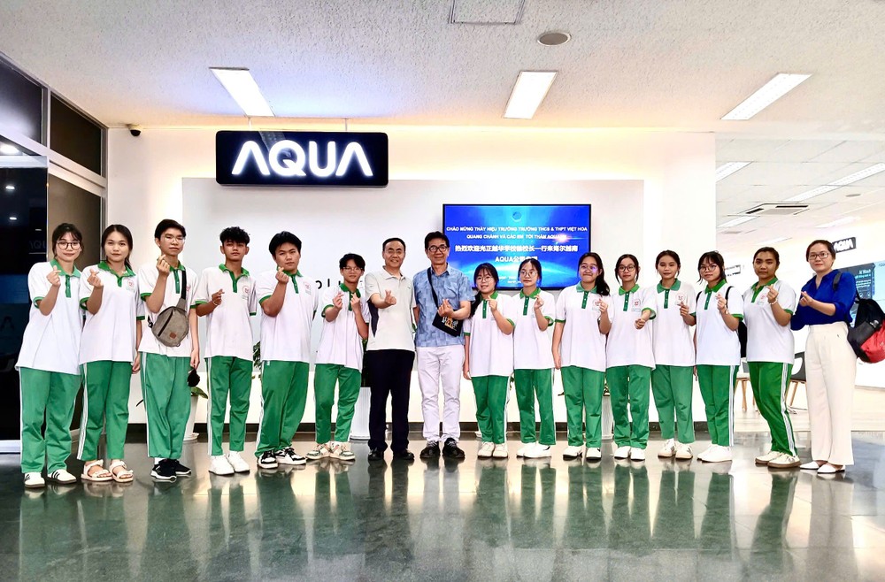 越南AQUA公司总经理张守江（左七）接待了光正学校师生参访。
