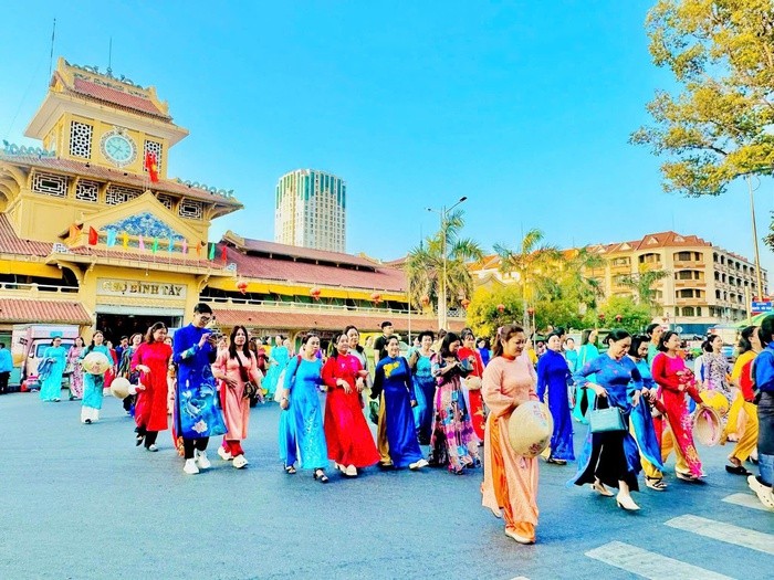 第六郡妇联会举办“长衫之旅—探索第六郡和胡志明市”活动，在平西市场大门口前始步游行。