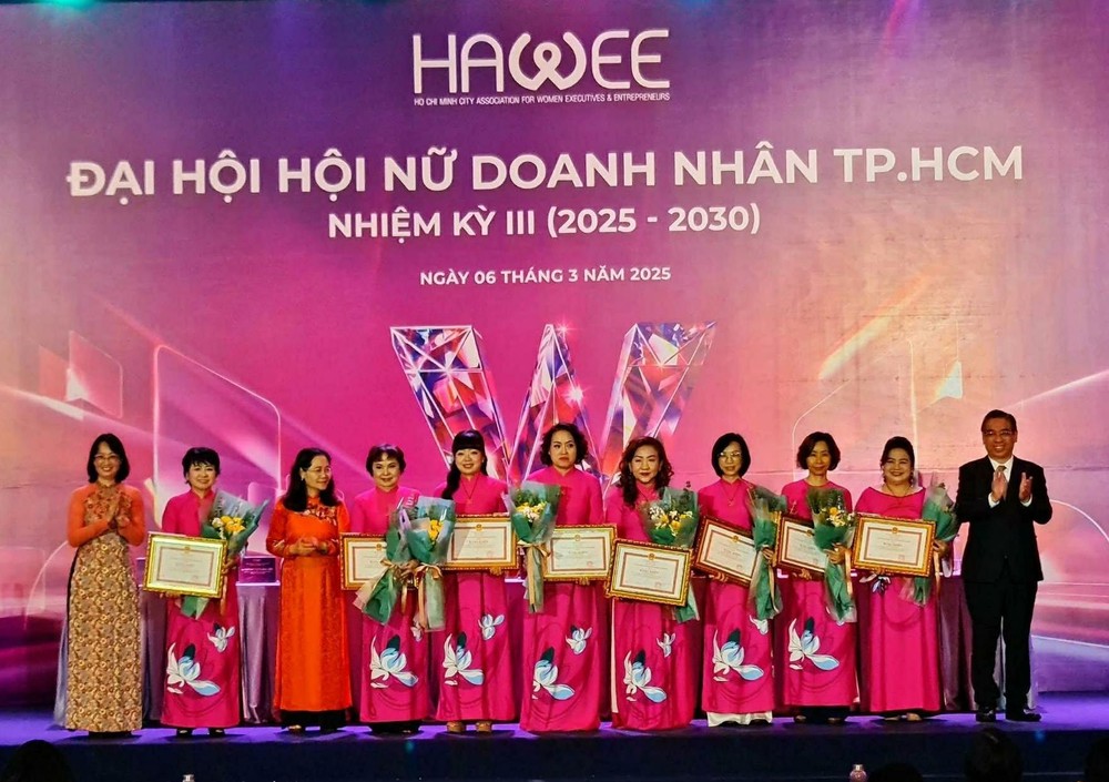 颜旭君女企业家（右五）获奖励。