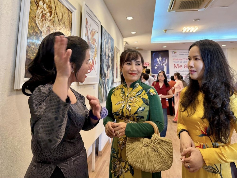 阮蝶99画家的“母子”主题美艺画作与陶瓷制品展览会吸引各界人士前来观赏。（图：市妇女文化宫）